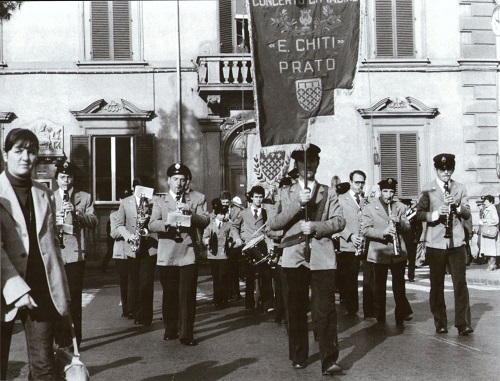 La Chiti sfila in piazza San Francesco Prato anni Settanta.